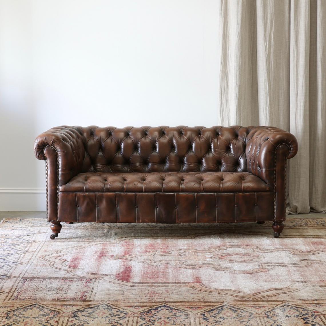 切斯特菲尔德老式皮革长沙发椅